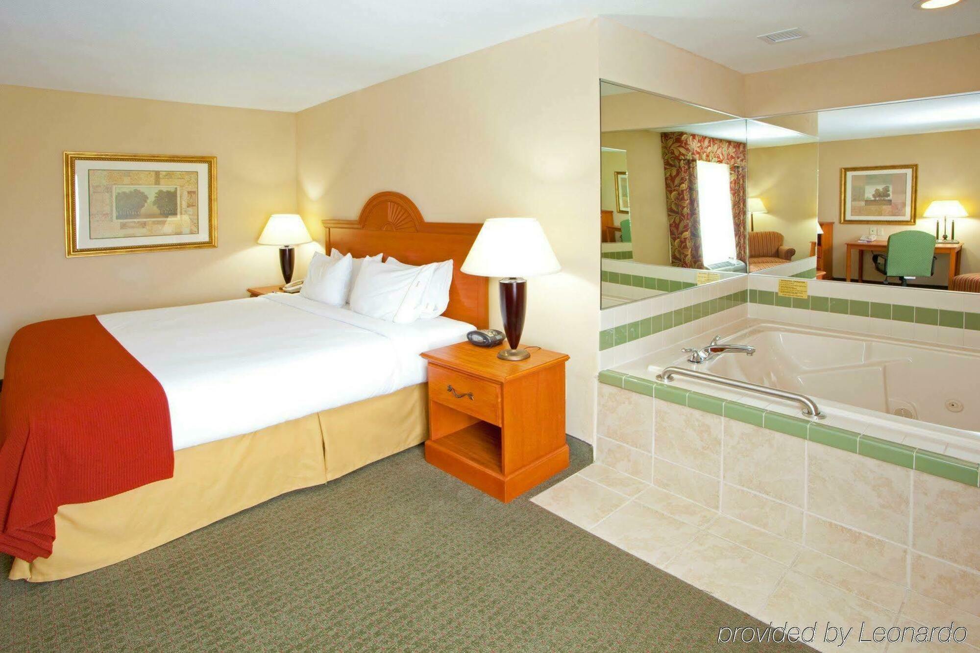 Holiday Inn Express Mineral Wells By Ihg Parkersburg Esterno foto